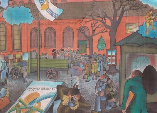 Krāsaina ilustrācija ar pilsētas laukumu pie muzeja ēkas, kur pulcējušies cilvēki ar lietussargiem, automašīna un kravas automašīna, kā arī redzami plakāti un mākslas darbu skatlogi.