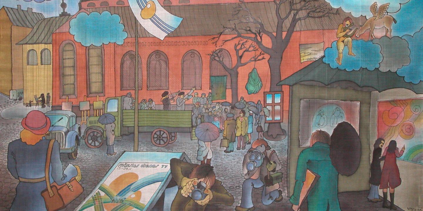 Krāsaina ilustrācija ar pilsētas laukumu pie muzeja ēkas, kur pulcējušies cilvēki ar lietussargiem, automašīna un kravas automašīna, kā arī redzami plakāti un mākslas darbu skatlogi.