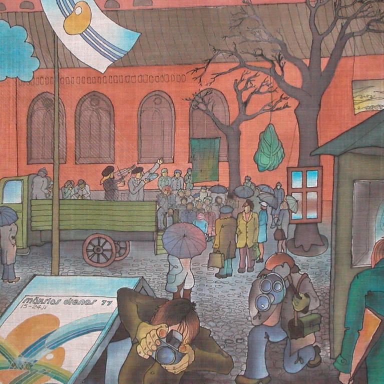 Krāsaina ilustrācija ar pilsētas laukumu pie muzeja ēkas, kur pulcējušies cilvēki ar lietussargiem, automašīna un kravas automašīna, kā arī redzami plakāti un mākslas darbu skatlogi.