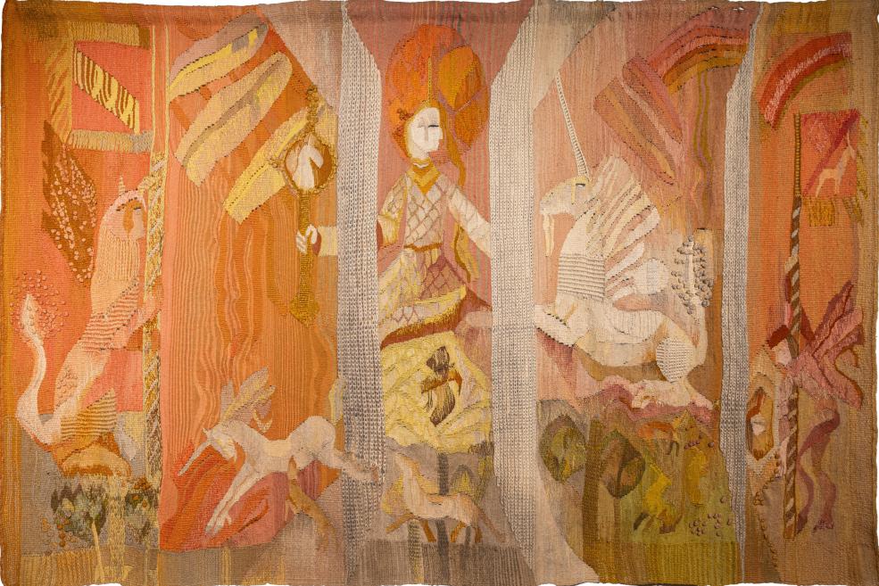 Liela dekoratīva tekstilija siltos oranžos un rozīgos toņos ar stilizētām figūrām, dzīvniekiem un simboliskiem motīviem, veidota gobelēna tehnikā.