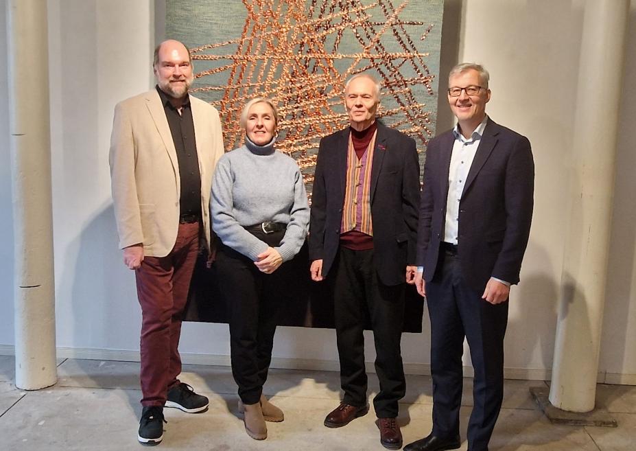 No kreisās: Misisipi ielejas Tekstilmākslas muzeja Almontē direktors Maikls Riklijs-Lankasters (Michael Rikley-Lancaster), Kanādas senatore Rebeka Patersone (Rebecca Patterson), mākslinieks Egils Rozenbergs, Latvijas vēstnieks Kanādā Kaspars Ozoliņ&scaron; izstādes &ldquo;Laika zīmes&rdquo; atklā&scaron;anā. 18.01.2025. Publicitātes foto