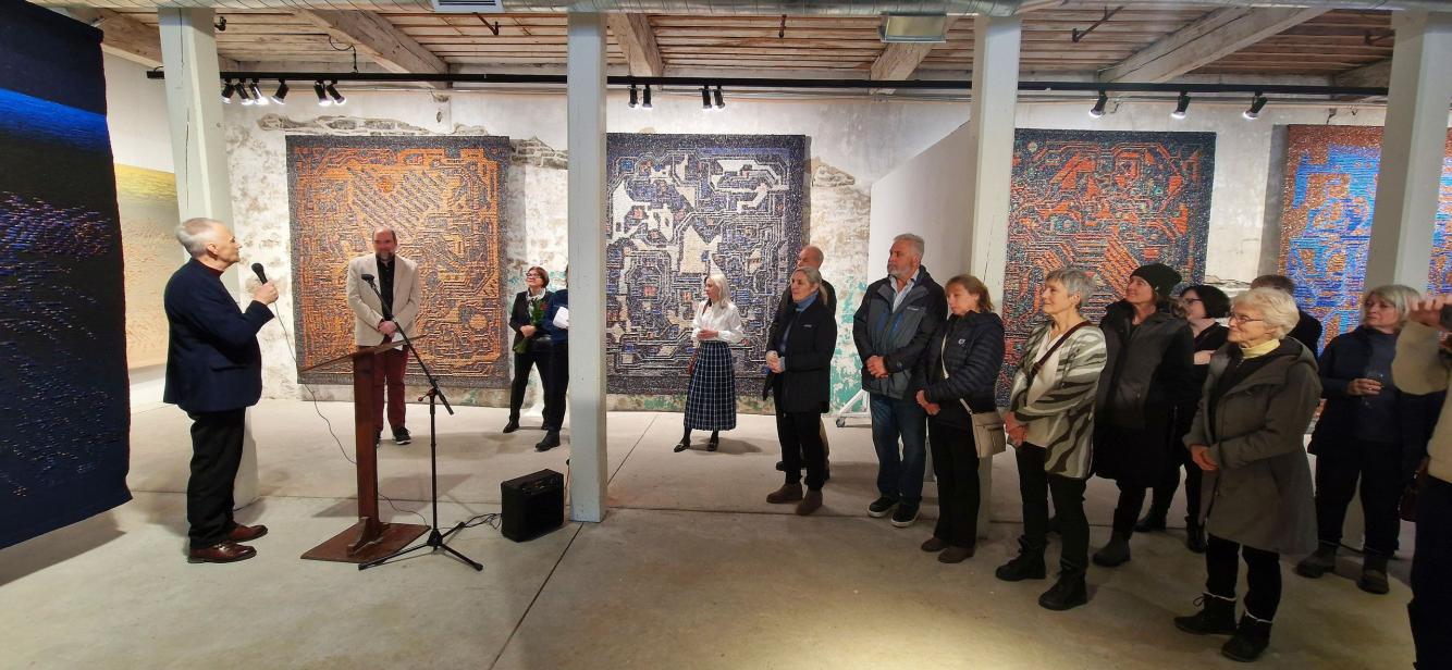 Tekstilmākslinieka Egila Rozenberga personālizstādes &ldquo;Laika zīmes&rdquo; atklā&scaron;ana Misisipi ielejas Tekstilmākslas muzejā Almontē, Kanāda. 18.01.2025. Publicitātes foto