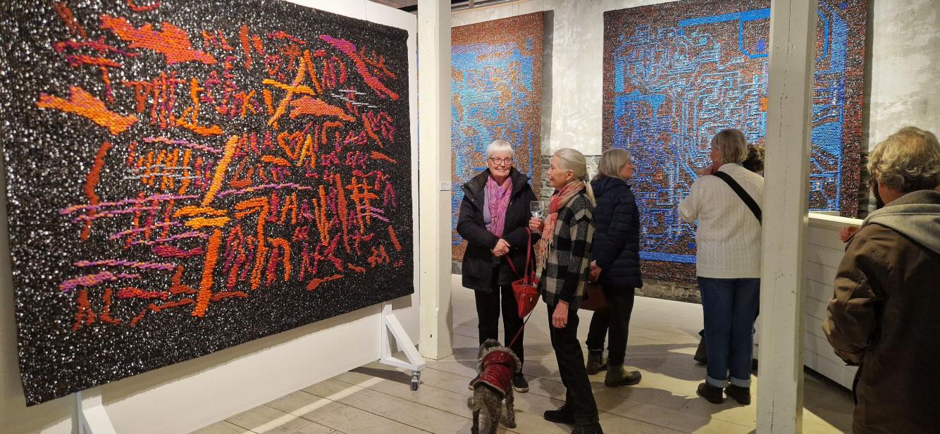 Tekstilmākslinieka Egila Rozenberga personālizstādes &ldquo;Laika zīmes&rdquo; atklā&scaron;ana Misisipi ielejas Tekstilmākslas muzejā Almontē, Kanāda. 18.01.2025. Publicitātes foto