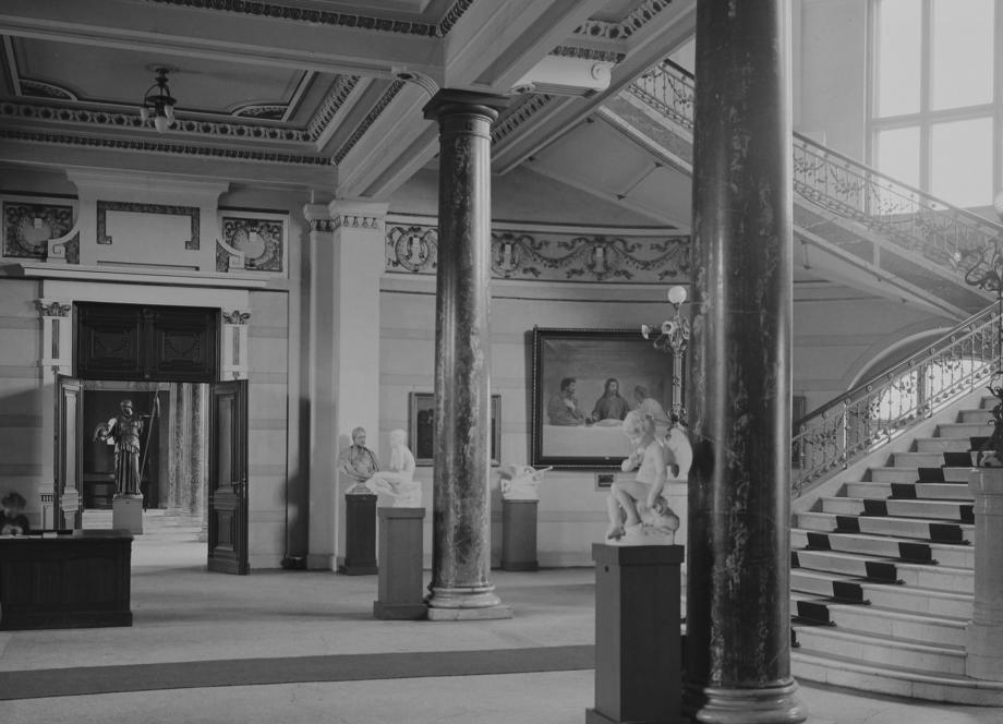 Rīgas pilsētas mākslas muzeja vestibils. Ap 1910&ndash;1915. Fotogrāfijas autors nezināms. LNMM kolekcija. Publicitātes foto