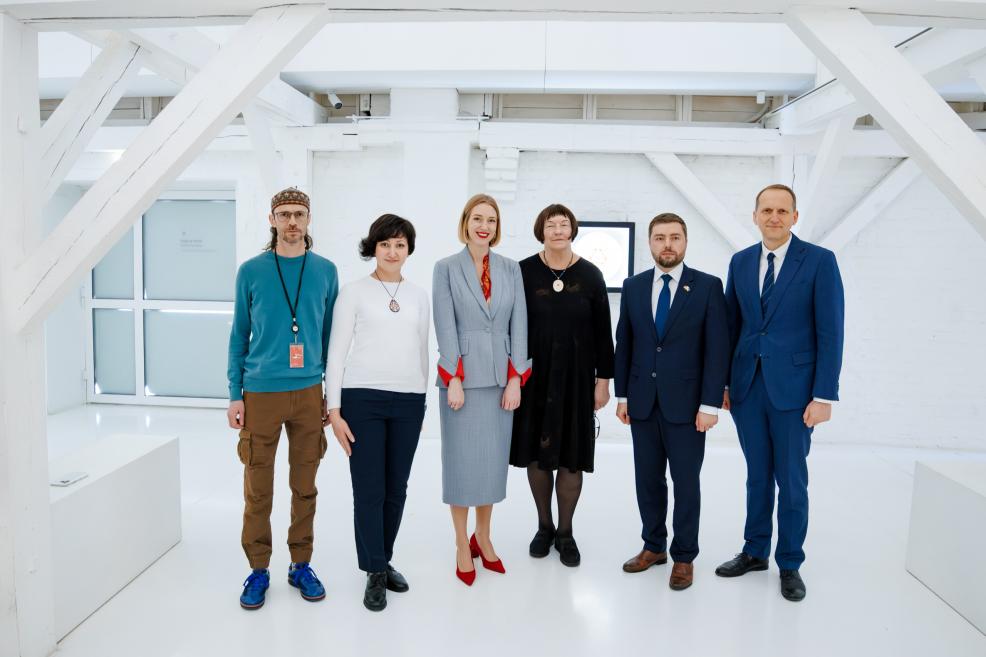 Latvijas Nacionālā mākslas muzeja Baltajā zālē izstādes atklāšanas viesi apskata Rustema Skibina mākslas darbus un ekspozīciju, kurā apvienotas tradicionālās Krimas tatāru kultūras zīmes un mūsdienu vizuālā valoda.