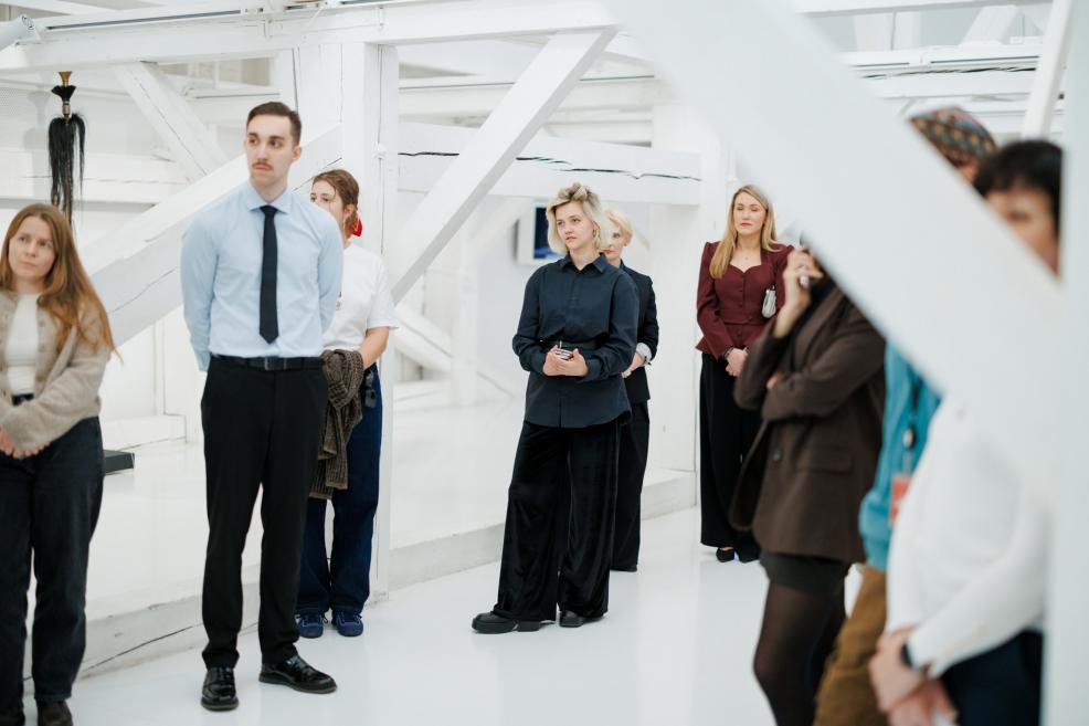 Izstādes atklāšanas apmeklētāji Latvijas Nacionālā mākslas muzeja Baltajā zālē klausās uzrunu.