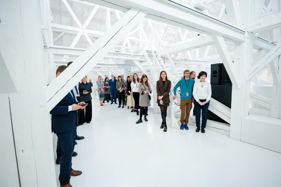 Apmeklētāji pulcējas uz izstādes atklāšanas pasākumu Latvijas Nacionālajā mākslas muzejā.