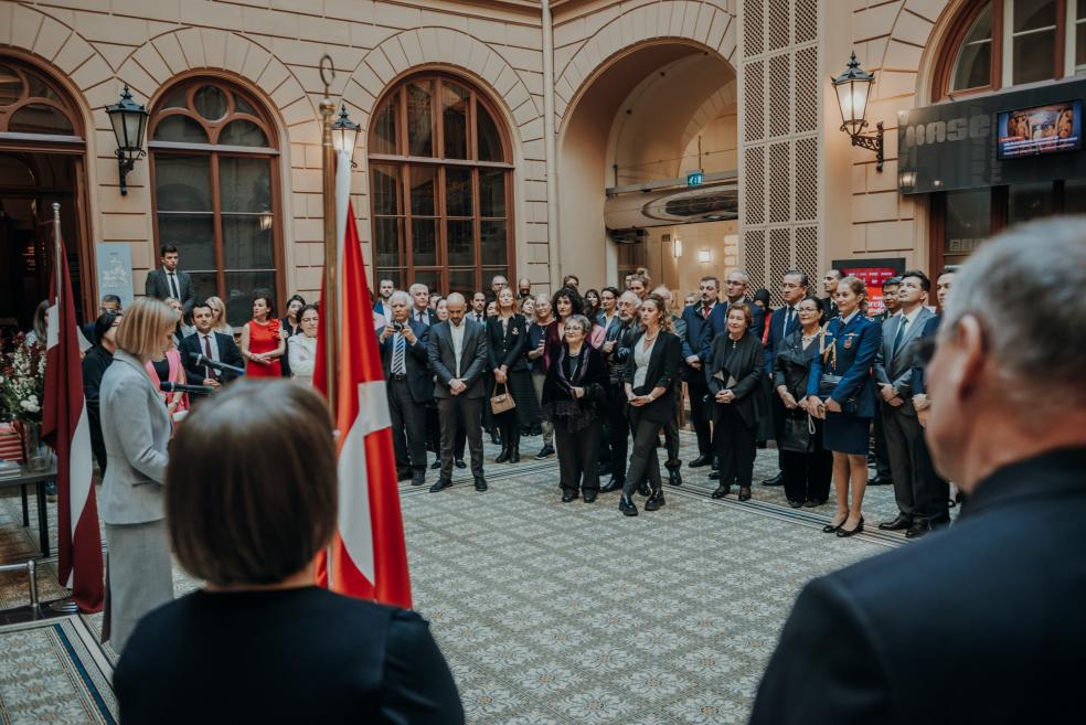 Klausītāji seko līdzi uzrunai izstādes “Anatolija Turcijas mūsdienu mākslā” atklāšanā.