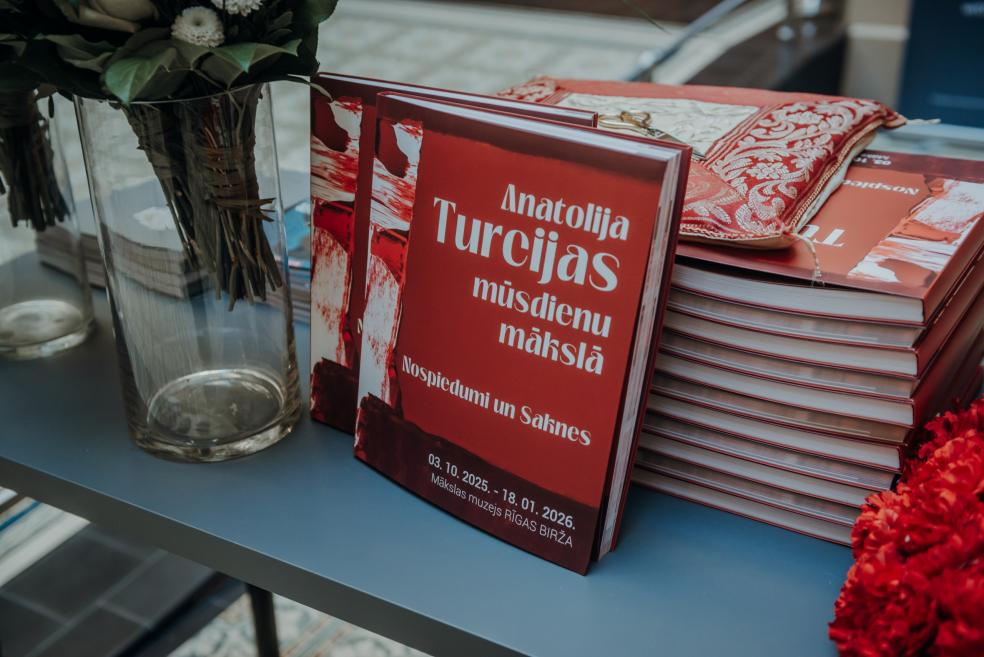 Uz galda izlikti izstādes “Anatolija Turcijas mūsdienu mākslā” katalogi.