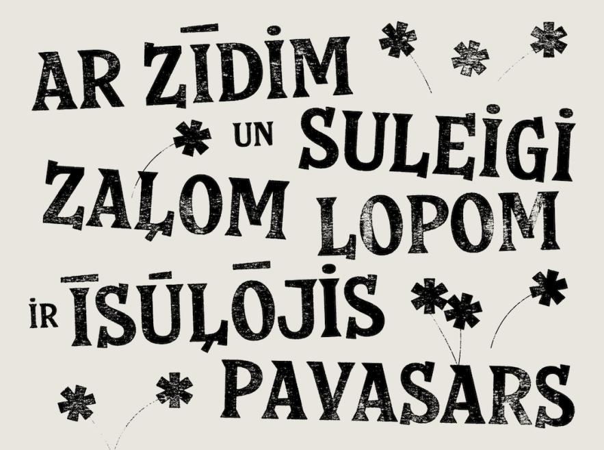 Melnbaltā tipogrāfiska kompozīcija ar latviešu tekstu Ar ziedim un suļeigi žalom lopom ir īsūļōjis pavasars, ko rotā zvaigžņveida ziedu simboli.