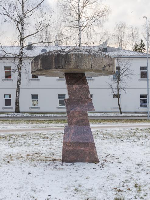 Jauna pastāvīgā āra tēlniecības ekspozīcija pie Muzeju krātuves &ndash; lietuvie&scaron;u tēlnieka Mindauga Navaka skulptūras. Rīga, 2024. Foto: Jānis Vēveris