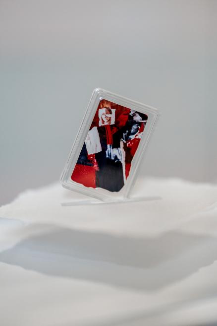 A close-up of a 5 euro coin in a transparent case featuring a colorful artwork by Džemma Skulme.