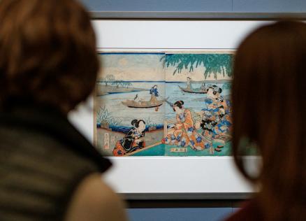 Divi apmeklētāji skatās japāņu grafikas darbu muzeja ekspozīcijā.