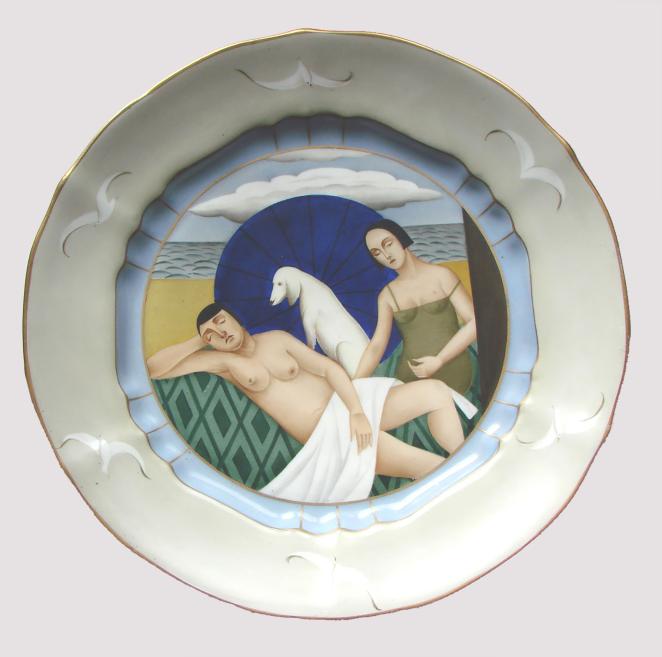Dekoratīvs porcelāna šķīvis ar stilizētu kompozīciju, kurā attēloti divi cilvēki un balts suns pie jūras.