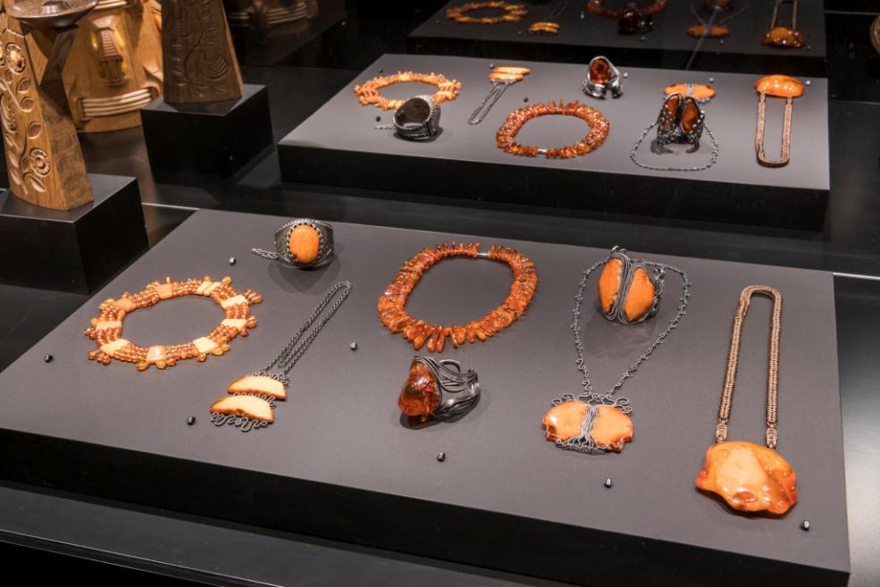 Izstādes skatlogs ar dažādiem dzintara rotaslietu komplektiem un mākslas priekšmetiem Indras un Harija Bangu galerijā, Honkongā.