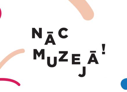 Grafisks plakāts ar uzrakstu “Nāc muzejā!” un krāsainiem abstraktiem elementiem uz gaiša fona.