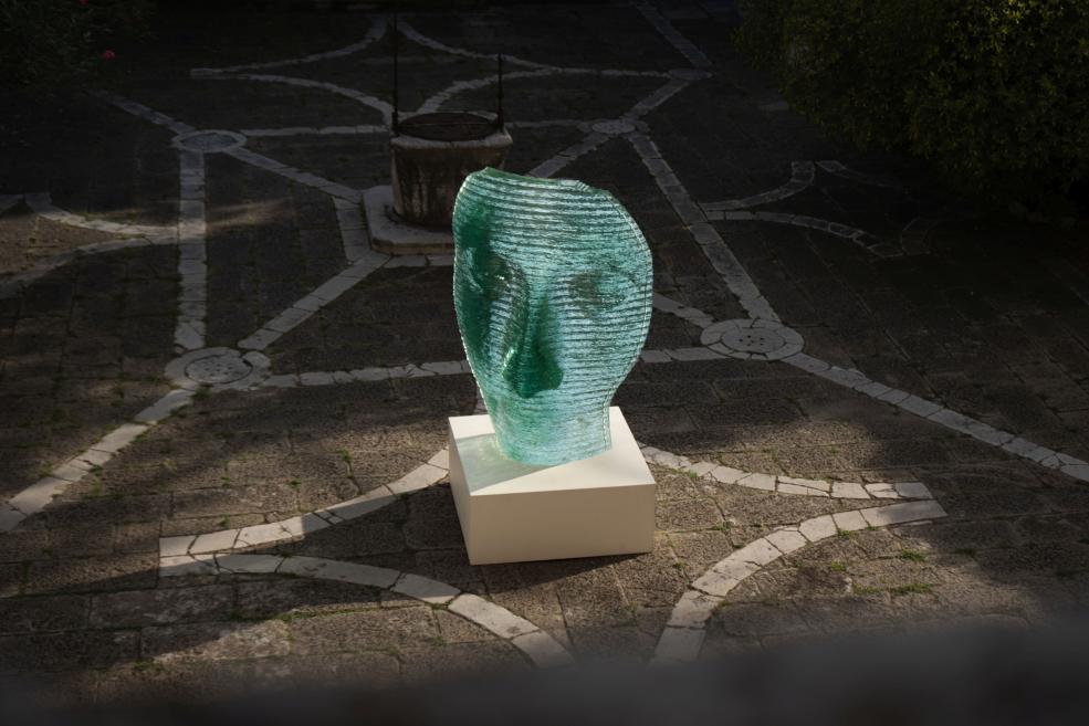 Ernests Vītiņ&scaron;&rsquo;s glass sculpture Nefertiti (2025) at the GLASSTRESS 2026 exhibition opening in the courtyard of Palazzo Ca&rsquo; Tron, Venice. Photo: Linda Vītiņa