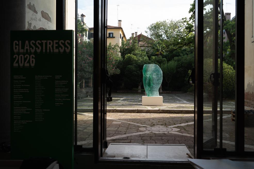 Ernests Vītiņ&scaron;&rsquo;s glass sculpture Nefertiti (2025) at the GLASSTRESS 2026 exhibition opening in the courtyard of Palazzo Ca&rsquo; Tron, Venice. Photo: Linda Vītiņa