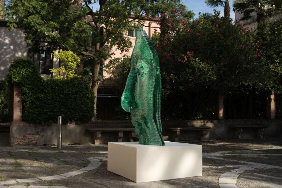 Ernests Vītiņ&scaron;&rsquo;s glass sculpture Nefertiti (2025) at the GLASSTRESS 2026 exhibition opening in the courtyard of Palazzo Ca&rsquo; Tron, Venice. Photo: Linda Vītiņa