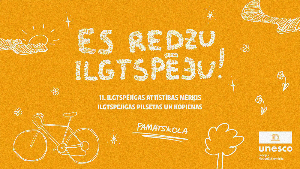 Attēls ar uzrakstu “Es redzu ilgtspēju! 11. Ilgtspējīgas attīstības mērķis – ilgtspējīgas pilsētas un kopienas. Pamatskola”, oranžā fonā ar velosipēda un dabas zīmējumiem.
