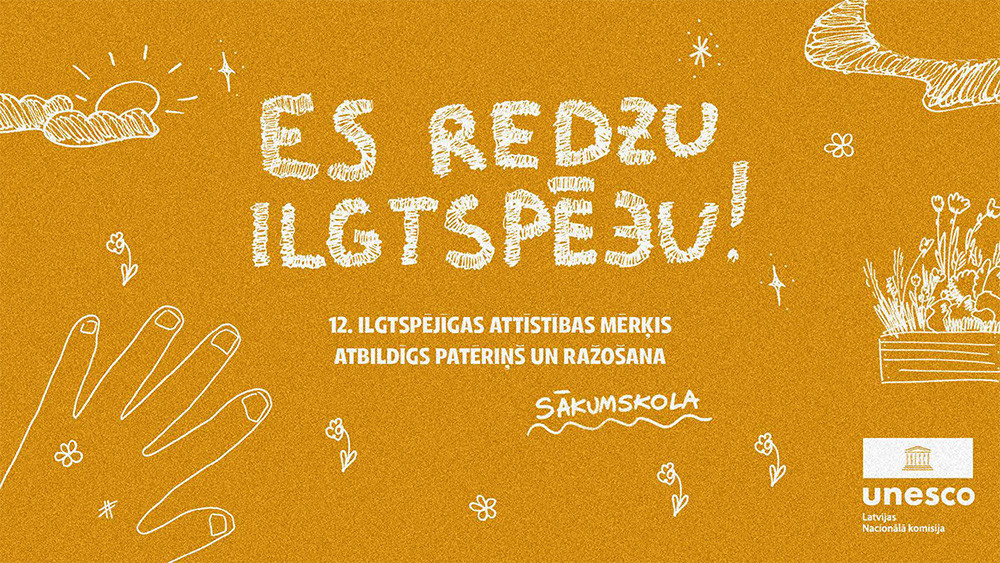Attēls ar uzrakstu “Es redzu ilgtspēju! 12. Ilgtspējīgas attīstības mērķis – atbildīgs patēriņš un ražošana. Sākumskola”, oranžā fonā ar rokas un augu zīmējumiem.