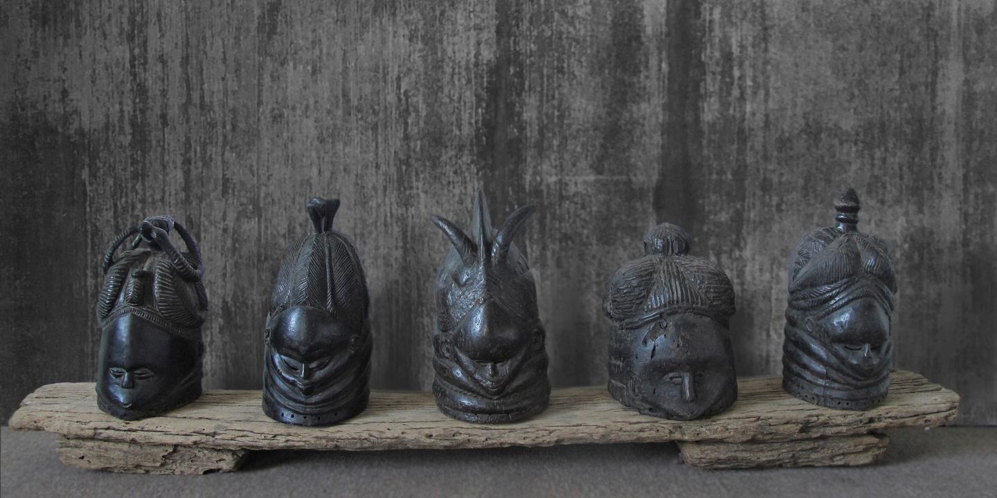 Ķiverveida maskas. Mende etniskā grupa, Sjerraleone, Libērija. 20. gs. Koks, dabīgs pigments. Tukku Magi kolekcija. Publicitātes foto