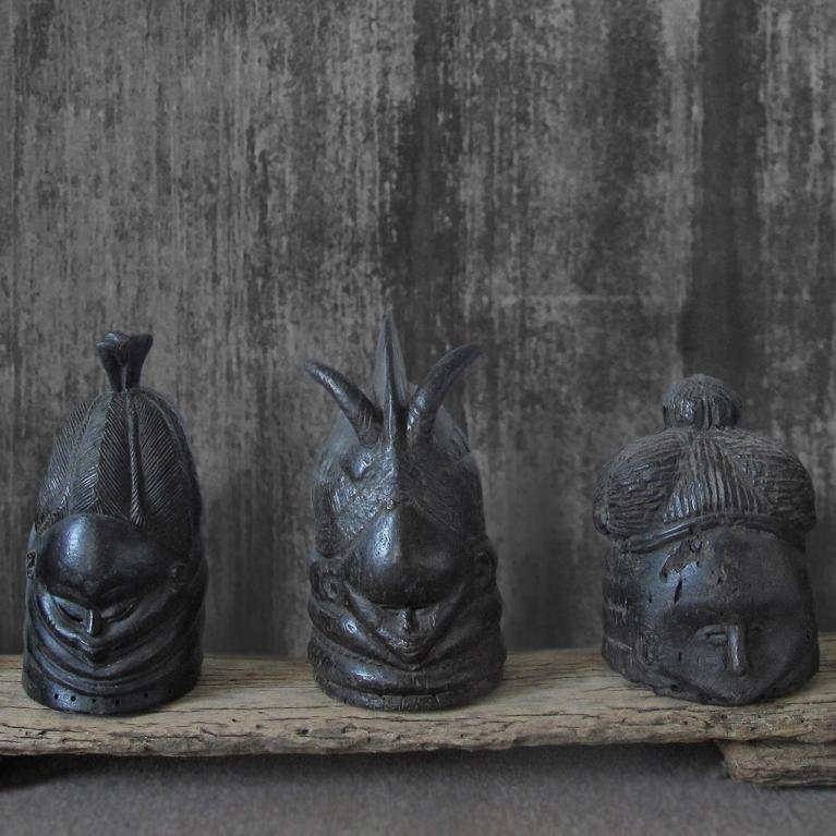 Ķiverveida maskas. Mende etniskā grupa, Sjerraleone, Libērija. 20. gs. Koks, dabīgs pigments. Tukku Magi kolekcija. Publicitātes foto
