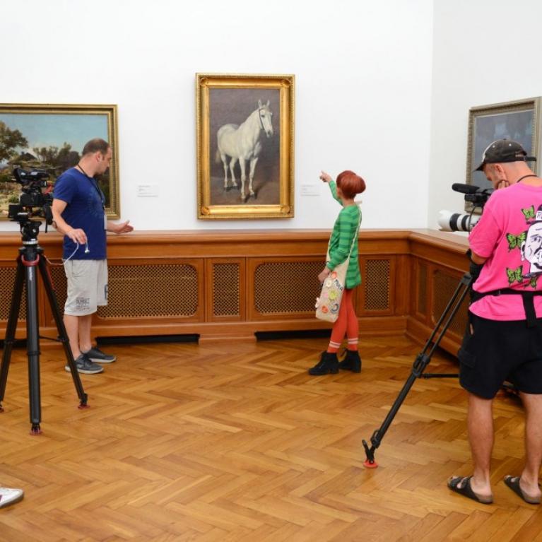 Izglītojo&scaron;a raidījuma &ldquo;Mazā Mula lielajā mākslas pasaulē&rdquo; filmē&scaron;anas procesā. 2021. Foto: Ansis Klucis