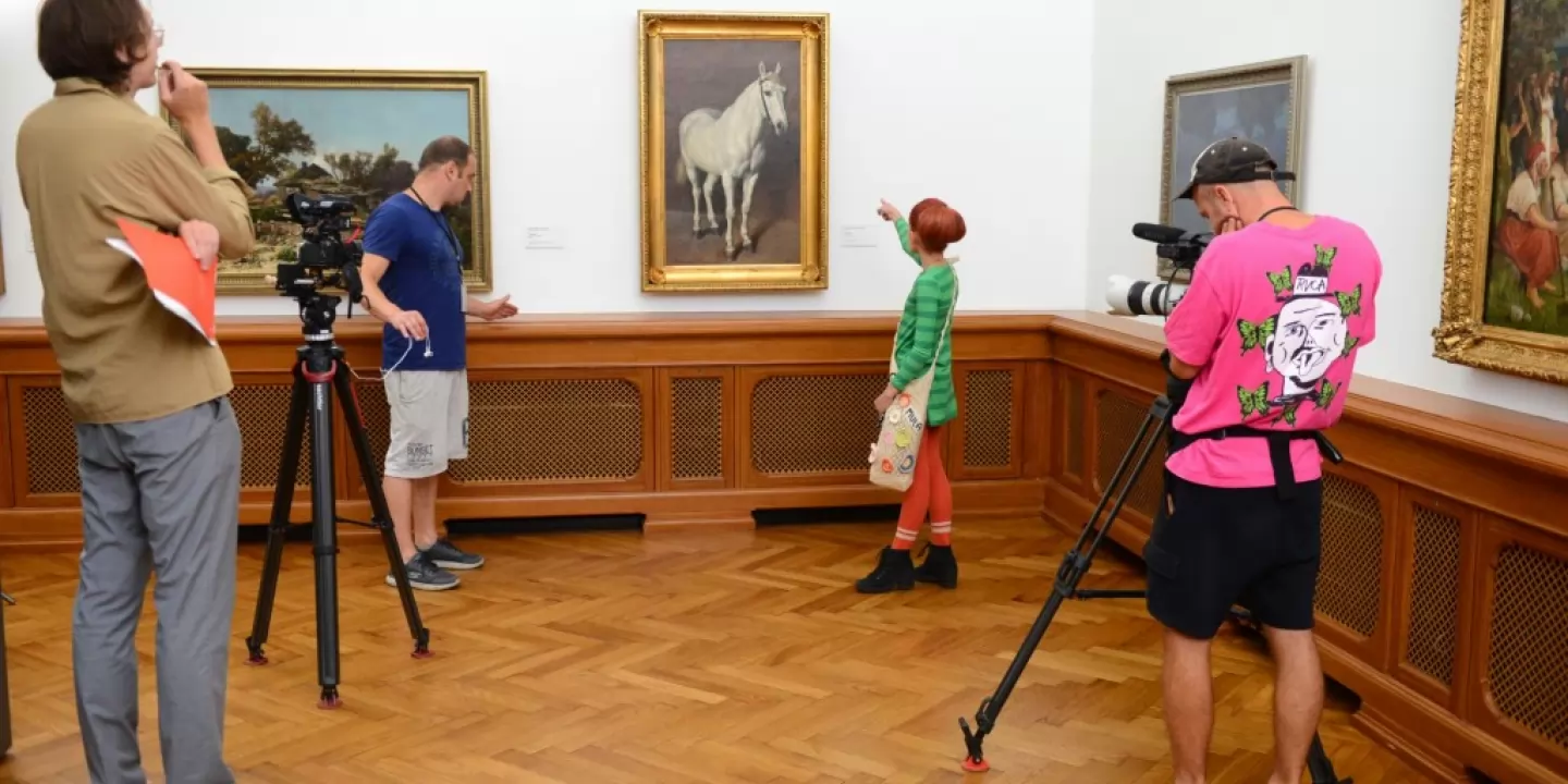 Izglītojo&scaron;a raidījuma &ldquo;Mazā Mula lielajā mākslas pasaulē&rdquo; filmē&scaron;anas procesā. 2021. Foto: Ansis Klucis