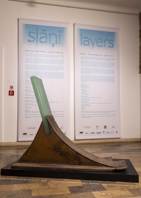 Skats no Baltijas mūsdienu stikla mākslas izstādes &ldquo;Slāņi&rdquo; Dekoratīvās mākslas un dizaina muzejā. 2025. Foto: Didzis Grodzs