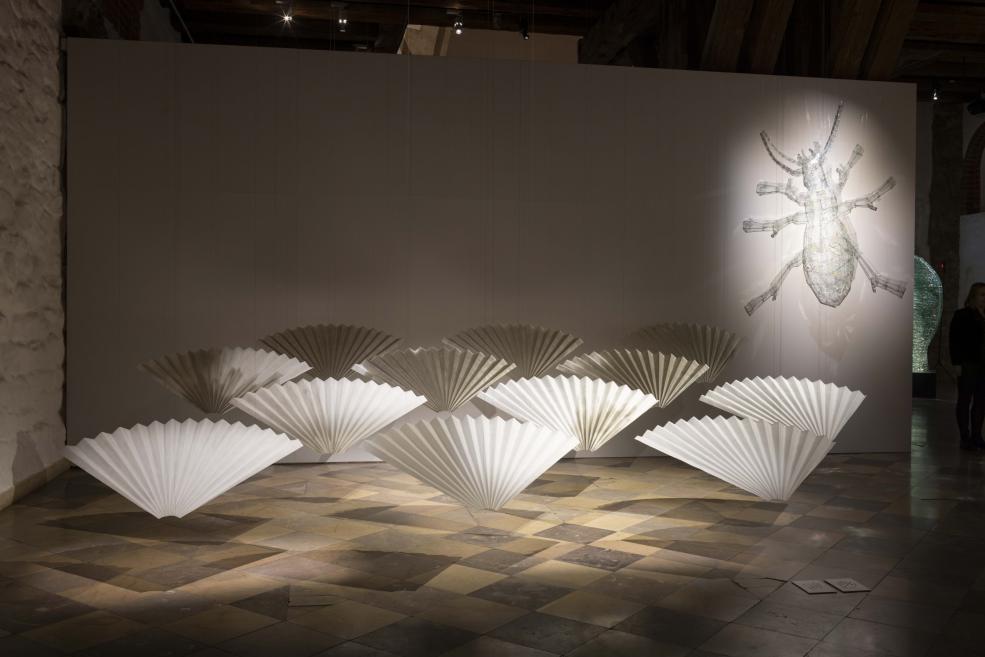 Skats no Baltijas mūsdienu stikla mākslas izstādes &ldquo;Slāņi&rdquo; Dekoratīvās mākslas un dizaina muzejā. 2025. Foto: Didzis Grodzs