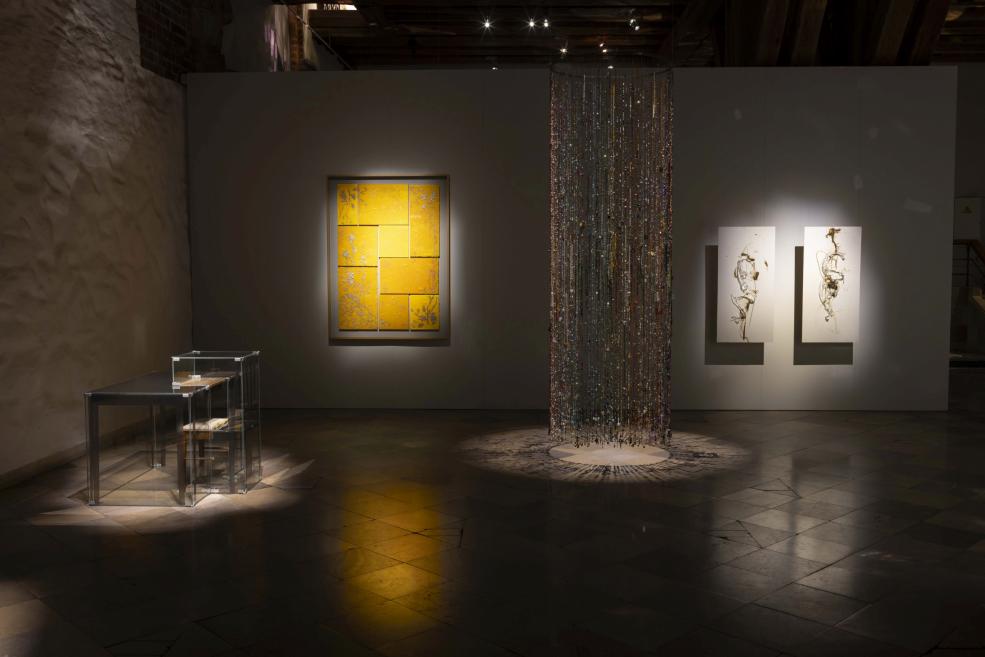 Skats no Baltijas mūsdienu stikla mākslas izstādes &ldquo;Slāņi&rdquo; Dekoratīvās mākslas un dizaina muzejā. 2025. Foto: Didzis Grodzs
