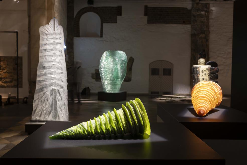 Skats no Baltijas mūsdienu stikla mākslas izstādes &ldquo;Slāņi&rdquo; Dekoratīvās mākslas un dizaina muzejā. 2025. Foto: Didzis Grodzs