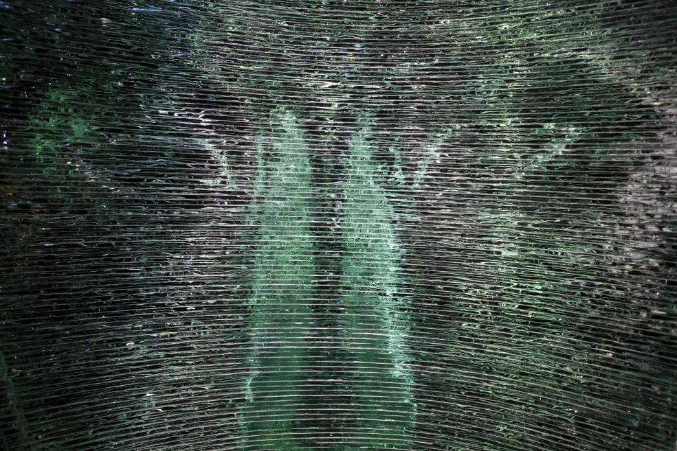 Skats no Baltijas mūsdienu stikla mākslas izstādes &ldquo;Slāņi&rdquo; Dekoratīvās mākslas un dizaina muzejā. 2025. Foto: Didzis Grodzs