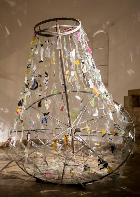 Skats no Baltijas mūsdienu stikla mākslas izstādes &ldquo;Slāņi&rdquo; Dekoratīvās mākslas un dizaina muzejā. 2025. Foto: Didzis Grodzs