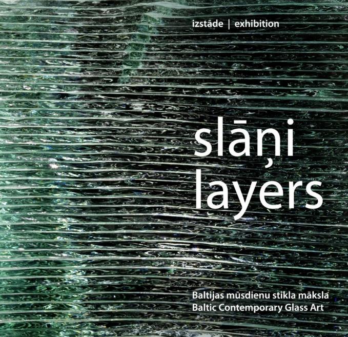 Baltijas mūsdienu stikla mākslas izstādes &ldquo;Slāņi&rdquo; kataloga vāks. 2026. Dizains: Linda Lūse