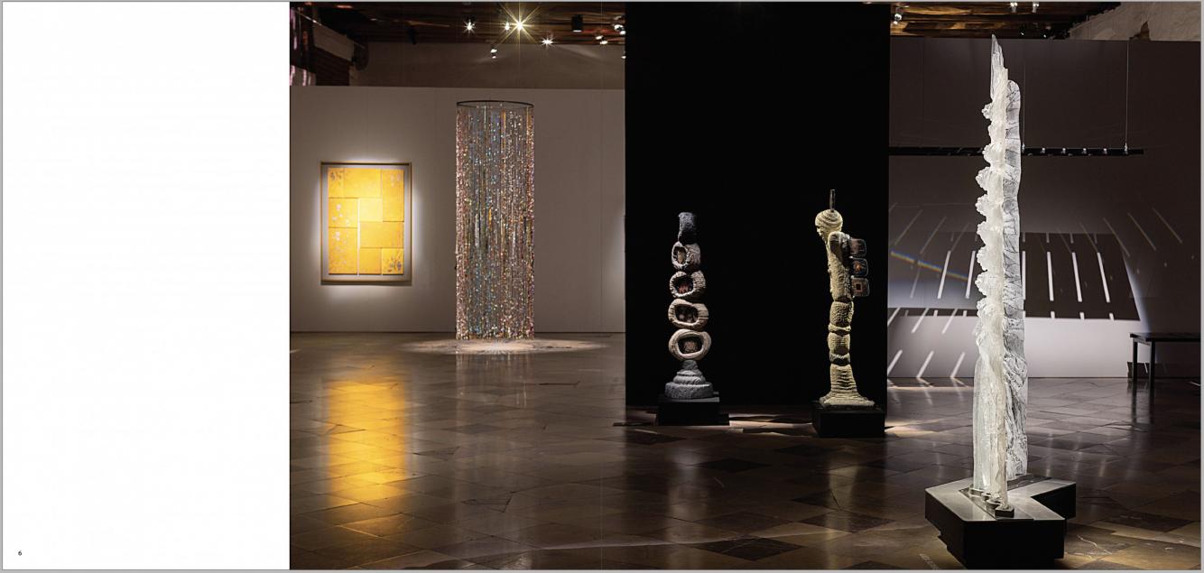 Baltijas mūsdienu stikla mākslas izstādes &ldquo;Slāņi&rdquo; kataloga atvērums. 2026. Dizains: Linda Lūse