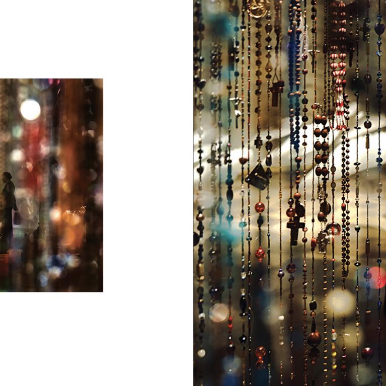 Izstādes telpā redzama krāsaina, gaismās mirdzoša instalācija ar caurspīdīgiem un spīdīgiem materiāliem, skatītājiem pārvietojoties starp telpā iekārtiem pērlīšu un objektu elementiem.