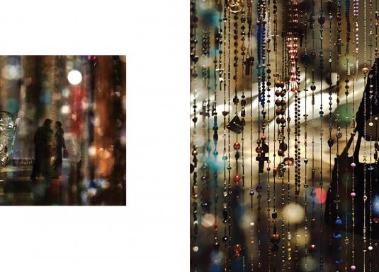 Izstādes telpā redzama krāsaina, gaismās mirdzoša instalācija ar caurspīdīgiem un spīdīgiem materiāliem, skatītājiem pārvietojoties starp telpā iekārtiem pērlīšu un objektu elementiem.