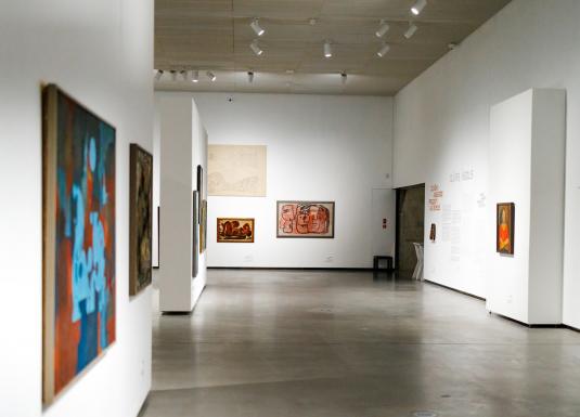 Abstrakta klusā daba ar ledusskapi, veidota gaišos zilganos un pelēcīgos toņos, ar izteiktu faktūru, slāņojumu un materiālu virsmas efektu.