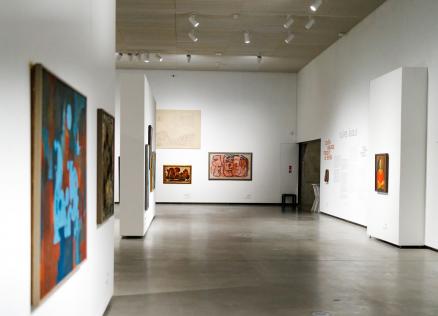 Abstrakta klusā daba ar ledusskapi, veidota gaišos zilganos un pelēcīgos toņos, ar izteiktu faktūru, slāņojumu un materiālu virsmas efektu.