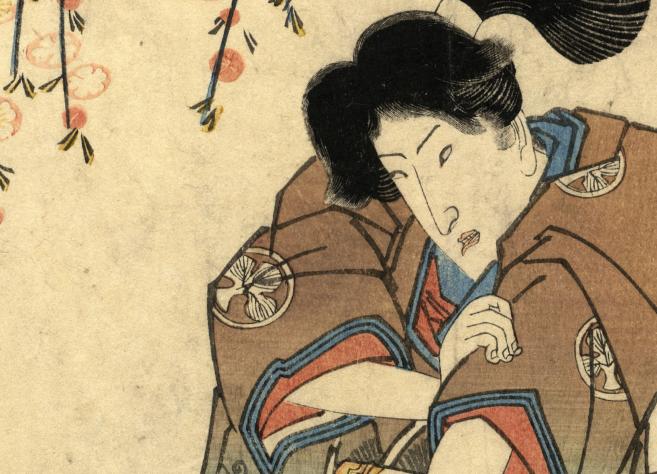 Japāņu koka gravīra, kurā attēlots sievietes tēls tradicionālā kimono ar rakstainām piedurknēm; fonā ziedoši zari ar smalkiem rozā ziediem, kompozīcija mierīga un dekoratīva.