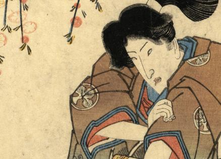 Japāņu koka gravīra, kurā attēlots sievietes tēls tradicionālā kimono ar rakstainām piedurknēm; fonā ziedoši zari ar smalkiem rozā ziediem, kompozīcija mierīga un dekoratīva.