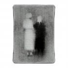 Nelielā, pelēcīgā attēlā izplūdušas divu cilvēku figūras stāv blakus, viena gaišāka, otra tumšāka, radot neskaidru, spokainu efektu.