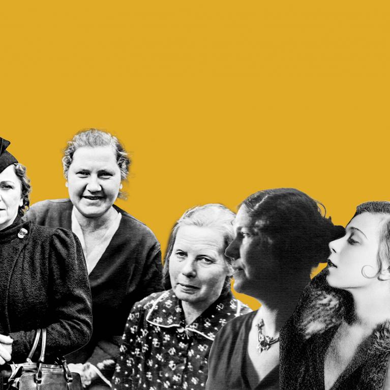 Uz spilgti dzeltena fona rindā izkārtoti melnbalti dažādu laikmetu sieviešu portreti, attēlojot atšķirīgus stilus un pozas.