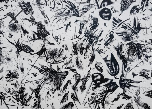 Melnbalts abstrakts zīmējums ar dinamiskām līnijām, šļakatām un fragmentētām formām, kas veido haotisku kompozīciju.