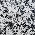 Melnbalts abstrakts zīmējums ar dinamiskām līnijām, šļakatām un fragmentētām formām, kas veido haotisku kompozīciju.