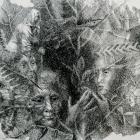 Melnbalts punktējuma tehnikā veidots zīmējums ar saplūstošām cilvēku sejām un figūrām, kas veido blīvu, sapņainu kompozīciju.