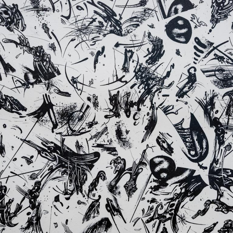 Melnbalts abstrakts zīmējums ar dinamiskām līnijām, šļakatām un fragmentētām formām, kas veido haotisku kompozīciju.