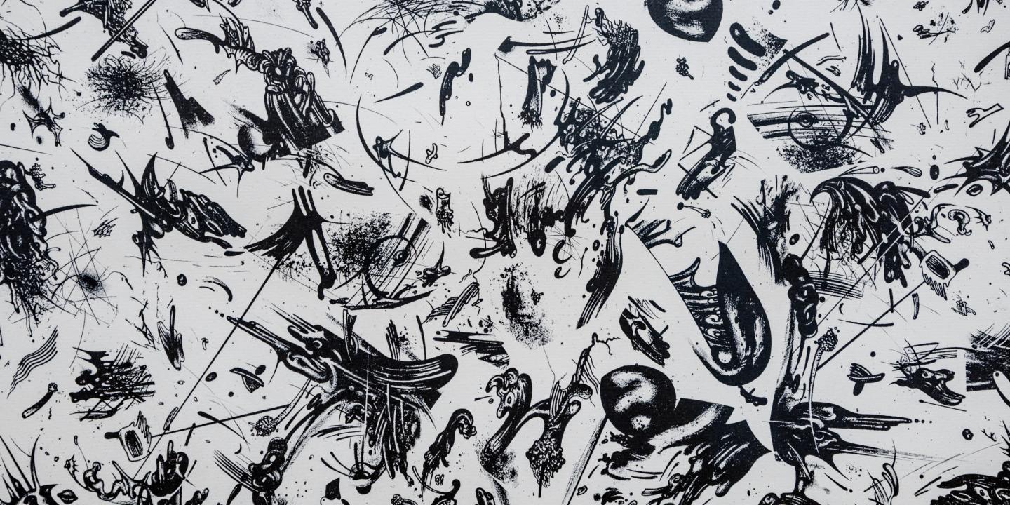 Melnbalts abstrakts zīmējums ar dinamiskām līnijām, šļakatām un fragmentētām formām, kas veido haotisku kompozīciju.